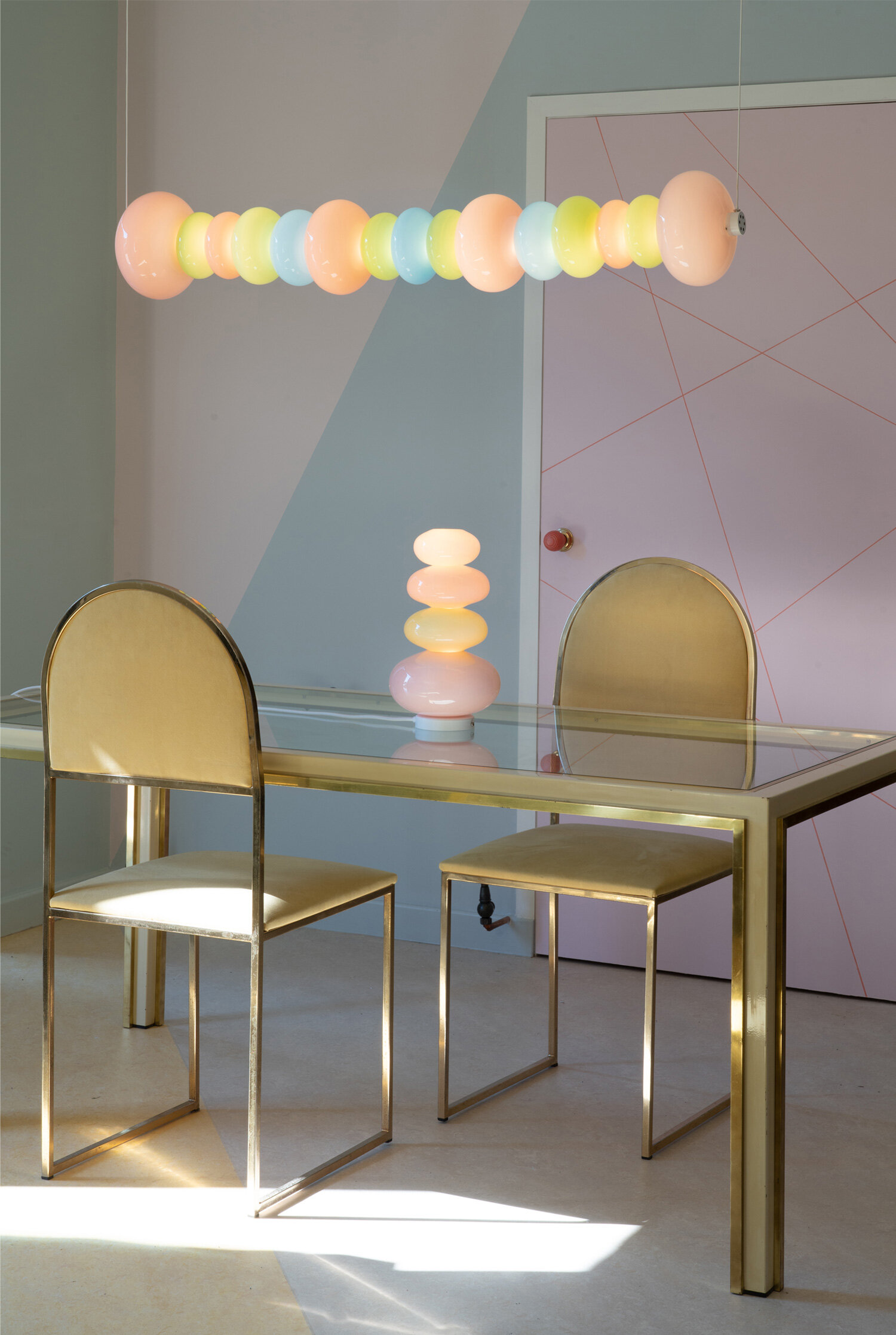 The Glowbule Beam Pendants are 1.2m in length, conjoining individually hand-blown orbs that create a continuous band of light to show off the material to its best effect. Photo by Chris Webb