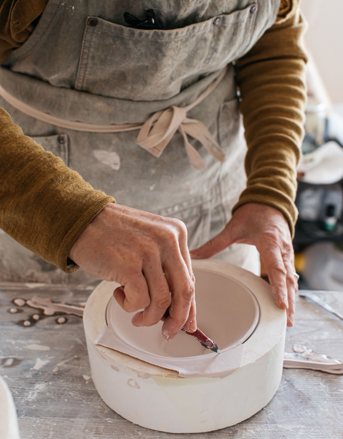 hand-made-ceramic-pendant-lights-behind-the-scenes