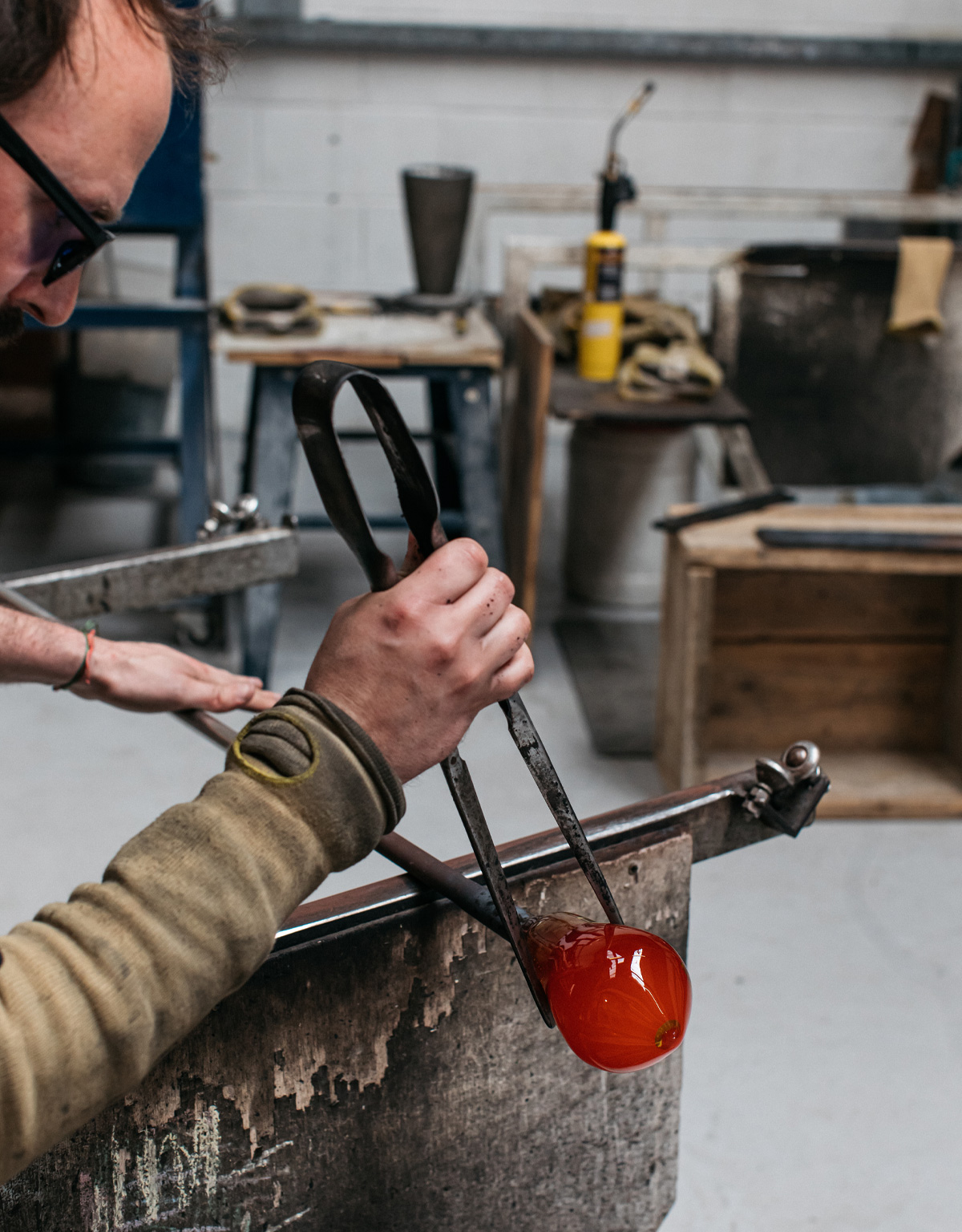handblown-glass-pendant-lights-handmade-in-england